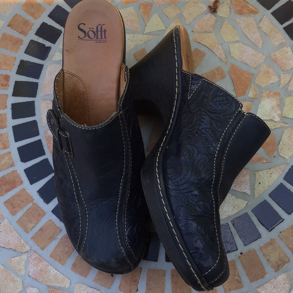 Navy blue clogs